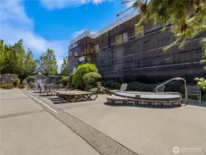 Large common areas with place to relax and commune with your fellow neighbors.