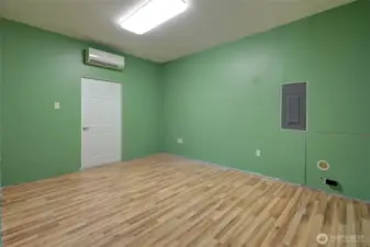 Bonus room with laundry hookups