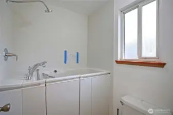 Primary Bathroom w/jetted tub