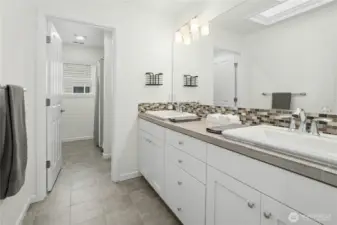 Upper level hall full bath.