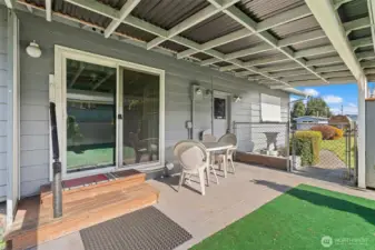 Patio w/gate to driveway