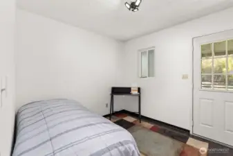 Bed 3/flex space/office