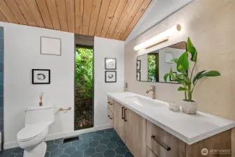 Full bath on upper floor with forest views