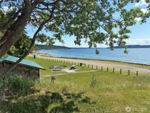 This has a nice area for picnics overlooking the beach.  This is Holmes Harbor, looking south to the end of the Harbor in Freeland.
