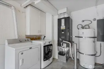 Garage with Washer/Dryer