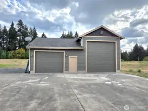 Fully finished shop with RV Bay