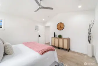 Ceiling fan in primary room!
