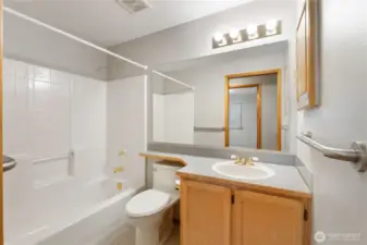 Full guest bathroom across from bedrooms