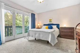 Loveley retreat! Open a door to the deck and listen to the creek ripple by and the song birds in the trees!