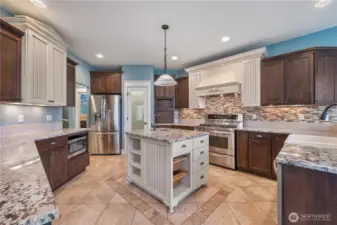 Gourmet Kitchen w/Custom Cabinetry
