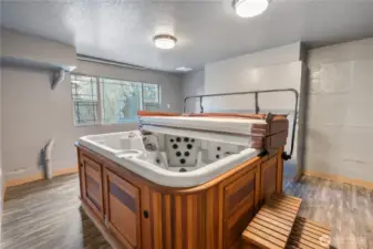 Hot Tub Room & 6 Man Hot Tub