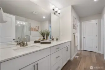 En-suit 5-pieces primary bathroom with double sink