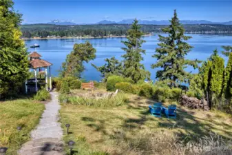 Gazebo, vantage view points, fire pit area. Imagine watching the fireworks on 4th of July!