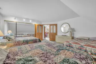 Top Fl Bedroom sleeps 6