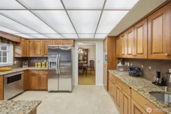 Kitchen with wet bar