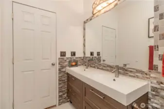 Double sinks in primary bathroom