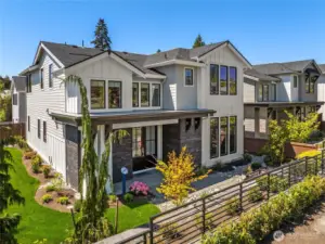 Beautiful new home located minutes from Downtown Kirkland, and a few blocks from Heritage Park & Lake Washington. Ten-foot ceilings on the main level showcase an airy & open layout in addition to spacious bedrooms each with en- suite baths.