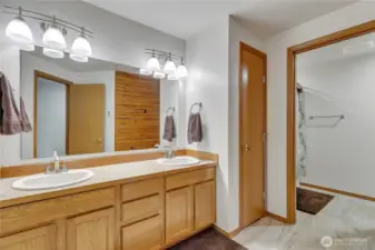 Secondary bath with tub