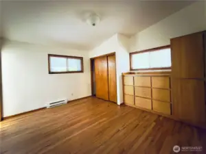 Hardwood floors, built ins, vaulted ceilings, primary with ensuite, closet system