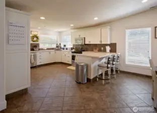Kitchen - tons of counter space great for meal prep