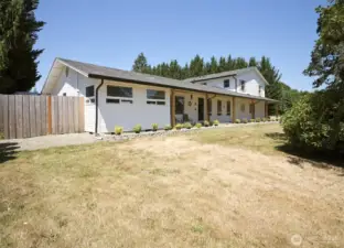 Freshly painted home 0ffers great street appeal