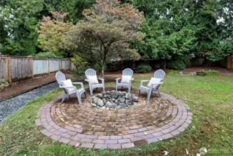 Outdoor sunken firepit
