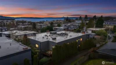 The Acacia sits on a quiet street East of Market, but you are just a short walk to all the vibrancy that Kirkland has to offer.