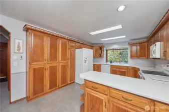 Kitchen area. Newer countertops, beautiful cabinetry, newer appliances and breakfast bar.