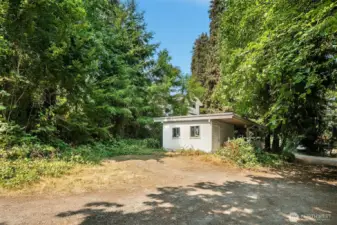 Detached 1-car garage