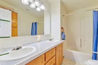 Full bath between bedrooms.