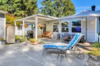 Covered patio off dining area!