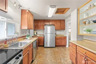 Good sized kitchen with counterspace and a good amount of storage