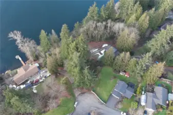 If you have a boat, you can easily access the water via the public ramp that lies on the northwest shore and in Lake Geneva Park along the northeast shore.