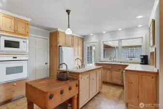 Efficient kitchen with plenty of counter space