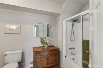 Upper level ensuite