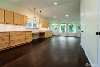 Large bonus area with shelving