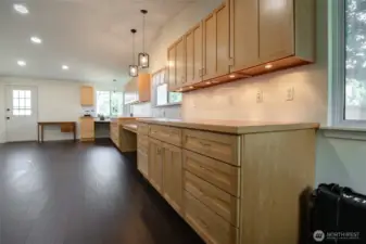 Large bonus area with shelving