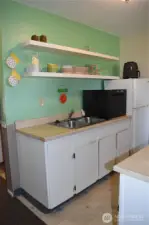 Kitchen complete with all the necessary dining utensils