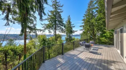 Perfect for entertaining on the huge composite cast iron rod deck overlooking stunning lake views and beyond.