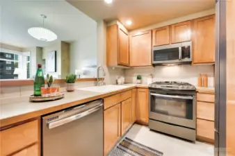 Lovely kitchen with raised eating bar, stainless steel appliances & gas cooking!