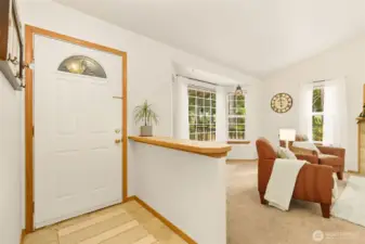 Next to the entry, a spacious sitting area with a bay window, the perfect place to read a book or have a nice chat.