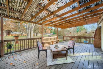Peaceful views of easily accessible greenbelt & oak trees from spacious covered deck. Potting station in right corner & many cute planters/shelves to get you started when Spring comes