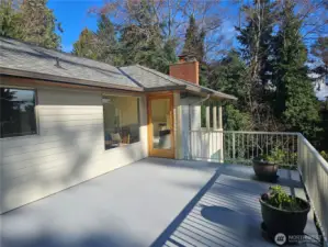 Large entertainment sized deck!