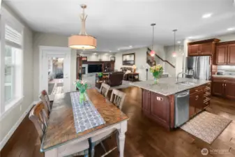 Nice eating area by kitchen