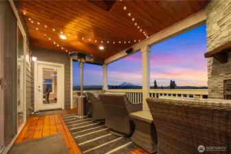 Gorgeous deck! Take in the breathtaking views!