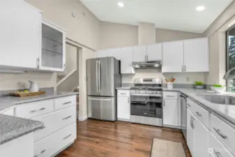 Such a light and bright kitchen, ample cabinetry, all new appliances including a gas cooktop and stylized ceiling...just waiting for all your yummy meals!