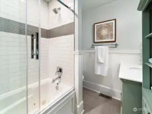 2nd bathroom with tub/shower