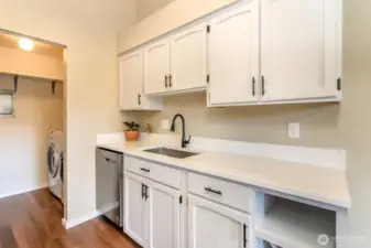 New quartz counters & updated cabinets
