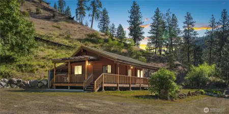Leavenworth cabin in the mountains, home exterior
