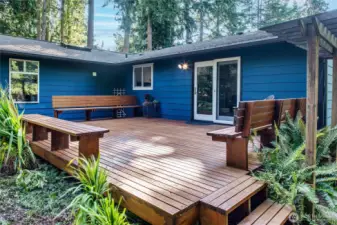 Large deck off dining room great for entertaining